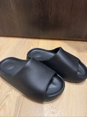 YEEZY’s YS 01 Black Slides